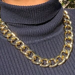 ✨Chunky Cuban link gold tone necklace. Adjustable length, weighty links.